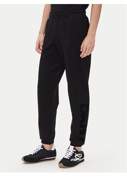 DKNY Spodnie dresowe DP5P3585 Czarny Regular Fit ze sklepu MODIVO w kategorii Spodnie damskie - zdjęcie 181034290