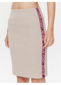 Calvin Klein Jeans Spódnica ołówkowa J20J222730 Beżowy Slim Fit ze sklepu MODIVO w kategorii Spódnice - zdjęcie 181034614