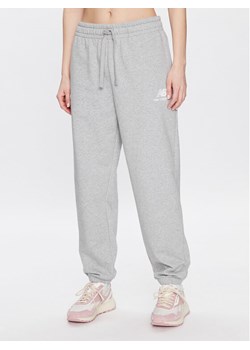 New Balance Spodnie dresowe WP31530 Szary Relaxed Fit ze sklepu MODIVO w kategorii Spodnie damskie - zdjęcie 181035081