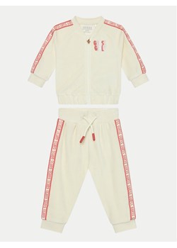 Guess Dres A4BG09 KAVN4 Beżowy Regular Fit - id: 0000304226304 - marki Guess - 181036502 Guess Dres A4BG09 KAVN4 Beżowy Regular Fit ze sklepu MODIVO w kategorii Dresy dla niemowlaka - zdjęcie 181036502