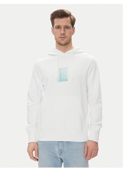 Calvin Klein Jeans Bluza Brush Stroke J30J327525 Biały Regular Fit ze sklepu MODIVO w kategorii Bluzy męskie - zdjęcie 181036840
