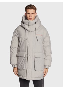 Calvin Klein Jeans Kurtka zimowa J30J321907 Szary Relaxed Fit ze sklepu MODIVO w kategorii Kurtki męskie - zdjęcie 181037580
