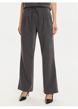 Karen by Simonsen Spodnie materiałowe Ro 10105154 Szary Loose Fit ze sklepu MODIVO w kategorii Spodnie damskie - zdjęcie 181037584