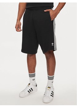 adidas Szorty sportowe adicolor 3-Stripes IU2337 Czarny Regular Fit ze sklepu MODIVO w kategorii Spodenki męskie - zdjęcie 181038872