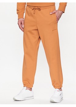 New Balance Spodnie dresowe MP23551 Pomarańczowy Relaxed Fit ze sklepu MODIVO w kategorii Spodnie męskie - zdjęcie 181040011