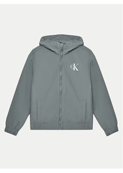 Calvin Klein Jeans Kurtka przejściowa Essential IB0IB02500 Zielony Regular Fit ze sklepu MODIVO w kategorii Kurtki chłopięce - zdjęcie 181040162