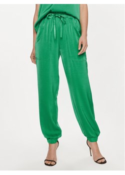 Vero Moda Spodnie materiałowe Marys Dana 10300405 Zielony Loose Fit ze sklepu MODIVO w kategorii Spodnie damskie - zdjęcie 181040393