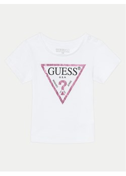 Guess T-Shirt K73I56 K8HM0 Biały Regular Fit ze sklepu MODIVO w kategorii T-shirty chłopięce - zdjęcie 181040521