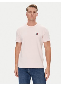 Tommy Jeans T-Shirt Badge DM0DM20322 Różowy Regular Fit ze sklepu MODIVO w kategorii T-shirty męskie - zdjęcie 181040563