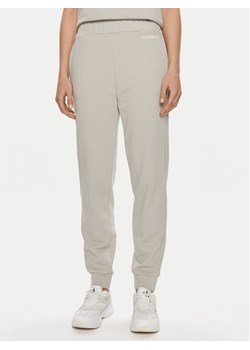 Calvin Klein Spodnie dresowe Micro Logo K20K206632 Beżowy Regular Fit ze sklepu MODIVO w kategorii Spodnie damskie - zdjęcie 181040901