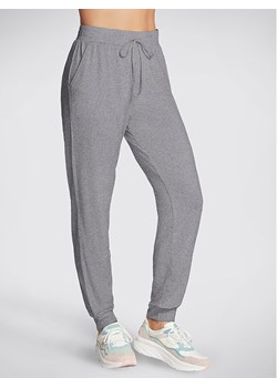 Skechers Spodnie dresowe Godri Swift Jogger WPT254 Szary Regular Fit ze sklepu MODIVO w kategorii Spodnie damskie - zdjęcie 181041311