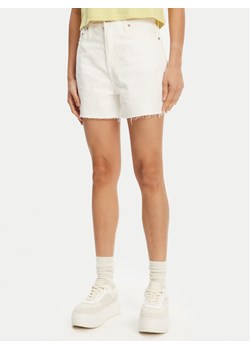 Calvin Klein Jeans Szorty jeansowe J20J225153 Biały Mom Fit ze sklepu MODIVO w kategorii Szorty - zdjęcie 181041423