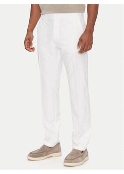 BOSS Spodnie materiałowe T_Commuter-Slim 50534303 Biały Slim Fit ze sklepu MODIVO w kategorii Spodnie męskie - zdjęcie 181041553