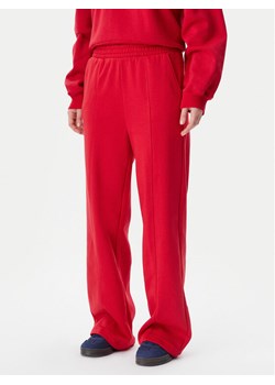 Gap Spodnie dresowe 729444-14 Czerwony Wide Leg ze sklepu MODIVO w kategorii Spodnie damskie - zdjęcie 181043033