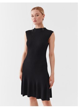 Guess Sukienka codzienna W3YK20 Z2U00 Czarny Slim Fit ze sklepu MODIVO w kategorii Sukienki - zdjęcie 181043222