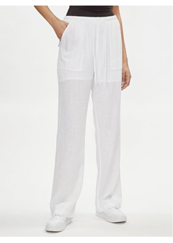 Tommy Jeans Spodnie materiałowe Harper DW0DW17965 Biały Relaxed Fit ze sklepu MODIVO w kategorii Spodnie damskie - zdjęcie 181043261