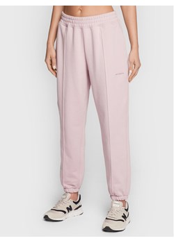 New Balance Spodnie dresowe Athletics Nature WP23553 Różowy Relaxed Fit ze sklepu MODIVO w kategorii Spodnie damskie - zdjęcie 181043411