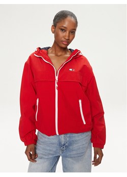 Tommy Jeans Wiatrówka Chicago DW0DW17747 Czerwony Regular Fit ze sklepu MODIVO w kategorii Kurtki damskie - zdjęcie 181043574