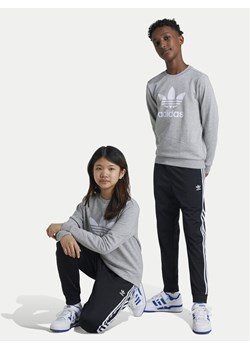 adidas Spodnie dresowe adicolor SST IX7630 Czarny Regular Fit ze sklepu MODIVO w kategorii Spodnie chłopięce - zdjęcie 181044161