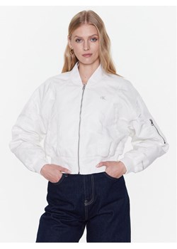 Calvin Klein Jeans Kurtka bomber J20J220343 Biały Relaxed Fit ze sklepu MODIVO w kategorii Kurtki damskie - zdjęcie 181044252