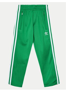 adidas Spodnie dresowe Firebird IY9804 Zielony Regular Fit ze sklepu MODIVO w kategorii Spodnie chłopięce - zdjęcie 181044342