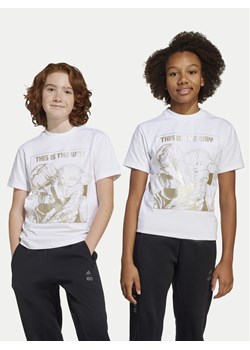 adidas T-Shirt Star Wars The Mandalorian™ JF3637 Biały Regular Fit ze sklepu MODIVO w kategorii T-shirty chłopięce - zdjęcie 181044512