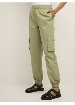 Karen by Simonsen Spodnie materiałowe Henley 10104316 Zielony Baggy Fit ze sklepu MODIVO w kategorii Spodnie damskie - zdjęcie 181044813