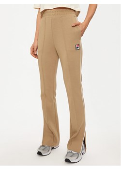 Fila Spodnie dresowe Laiben FAW0778 Beżowy Regular Fit ze sklepu MODIVO w kategorii Spodnie damskie - zdjęcie 181044971