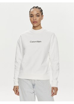 Calvin Klein Bluza Hero Logo K20K205450 Biały Regular Fit ze sklepu MODIVO w kategorii Bluzy damskie - zdjęcie 181044982
