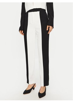 KARL LAGERFELD Spodnie materiałowe A1W10125 Biały Slim Fit ze sklepu MODIVO w kategorii Spodnie damskie - zdjęcie 181045472