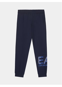 EA7 Emporio Armani Spodnie dresowe 6RBP58 BJ05Z 1554 Granatowy Regular Fit ze sklepu MODIVO w kategorii Spodnie chłopięce - zdjęcie 181045531