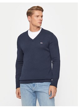 Tommy Jeans Sweter Essential DM0DM19429 Granatowy Slim Fit ze sklepu MODIVO w kategorii Swetry męskie - zdjęcie 181045722