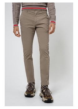 Hugo Spodnie materiałowe David204d 50437976 Beżowy Slim Fit ze sklepu MODIVO w kategorii Spodnie męskie - zdjęcie 181045892