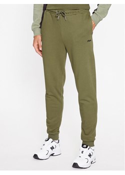 Fila Spodnie dresowe FAM0500 Zielony Regular Fit ze sklepu MODIVO w kategorii Spodnie męskie - zdjęcie 181045922