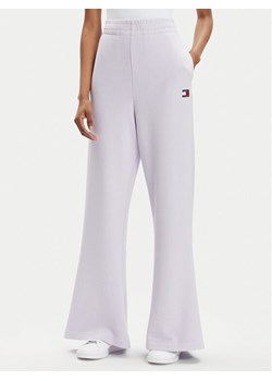 Tommy Jeans Spodnie dresowe DW0DW17312 Fioletowy Wide Leg ze sklepu MODIVO w kategorii Spodnie damskie - zdjęcie 181047493