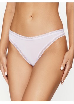 Calvin Klein Underwear Stringi 000QD3763E Fioletowy ze sklepu MODIVO w kategorii Majtki damskie - zdjęcie 181048710