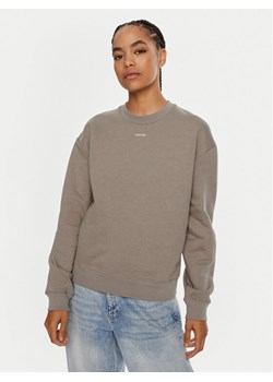 Calvin Klein Bluza Nano Logo K20K208329 Beżowy Regular Fit ze sklepu MODIVO w kategorii Bluzy damskie - zdjęcie 181048950
