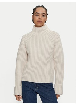Calvin Klein Golf K20K207439 Écru Regular Fit ze sklepu MODIVO w kategorii Swetry damskie - zdjęcie 181049183