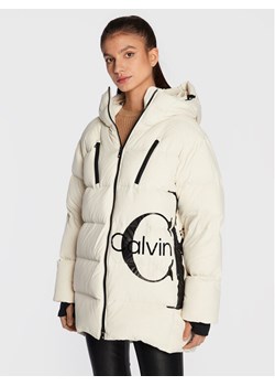 Calvin Klein Jeans Kurtka puchowa J20J219849 Beżowy Regular Fit ze sklepu MODIVO w kategorii Kurtki damskie - zdjęcie 181049200