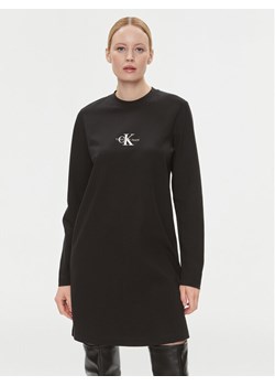 Calvin Klein Jeans Sukienka dzianinowa Monologo J20J222520 Czarny Relaxed Fit - id: 0000303112646 - marki Calvin Klein - 181049204 Calvin Klein Jeans Sukienka dzianinowa Monologo J20J222520 Czarny Relaxed Fit ze sklepu MODIVO w kategorii Sukienki - zdjęcie 181049204