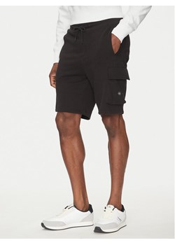Calvin Klein Jeans Szorty sportowe J30J327284 Czarny Regular Fit ze sklepu MODIVO w kategorii Spodenki męskie - zdjęcie 181049411
