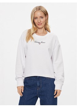 Tommy Jeans Bluza Essential Logo DW0DW16140 Biały Relaxed Fit ze sklepu MODIVO w kategorii Bluzy damskie - zdjęcie 181049720