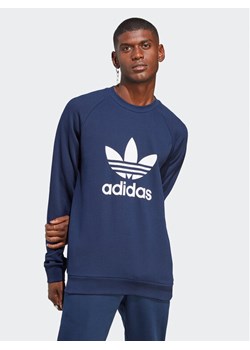adidas Bluza Adicolor Classics Trefoil Crewneck Sweatshirt IA4853 Niebieski Regular Fit ze sklepu MODIVO w kategorii Bluzy męskie - zdjęcie 181049823