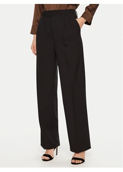 Guess Spodnie materiałowe W5RB41 WGX02 Czarny Regular Fit ze sklepu MODIVO w kategorii Spodnie damskie - zdjęcie 181050663