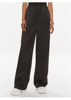 Calvin Klein Jeans Spodnie materiałowe Soft Crinkle J20J223122 Czarny Relaxed Fit ze sklepu MODIVO w kategorii Spodnie damskie - zdjęcie 181050753