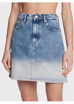 Tommy Jeans Spódnica jeansowa Mom DW0DW14836 Niebieski Regular Fit ze sklepu MODIVO w kategorii Spódnice - zdjęcie 181051043