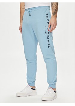Tommy Hilfiger Spodnie dresowe Logo MW0MW08388 Błękitny Regular Fit ze sklepu MODIVO w kategorii Spodnie męskie - zdjęcie 181051313