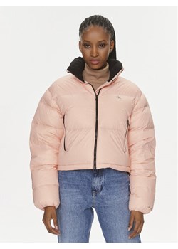 Calvin Klein Jeans Kurtka puchowa J20J221649 Różowy Cropped Fit ze sklepu MODIVO w kategorii Kurtki damskie - zdjęcie 181051360