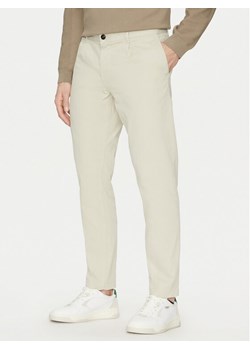 BOSS Chinosy 50529308 Beżowy Relaxed Fit ze sklepu MODIVO w kategorii Spodnie męskie - zdjęcie 181051484