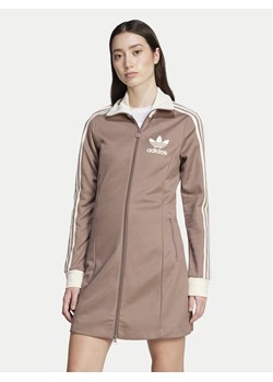 adidas Sukienka dzianinowa adicolor 3-Stripes JC5779 Beżowy Regular Fit ze sklepu MODIVO w kategorii Sukienki - zdjęcie 181051624